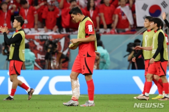 28일 가나와의 카타르 월드컵 조별리그 2차전에서 후반 교체된 뒤 오른쪽 종아리에 아이싱을 한 김민재의 모습. /사진=뉴시스