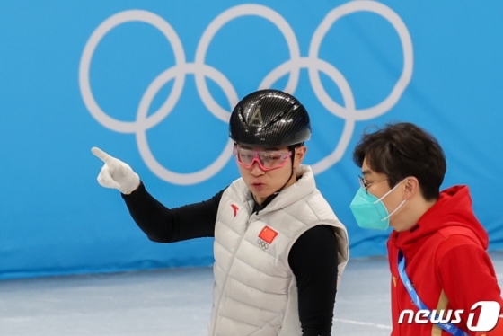 O técnico Victor Ahn (à esquerda) e o ex-técnico Kim Seon-tae durante a seleção chinesa.  /imagem = notícias 1