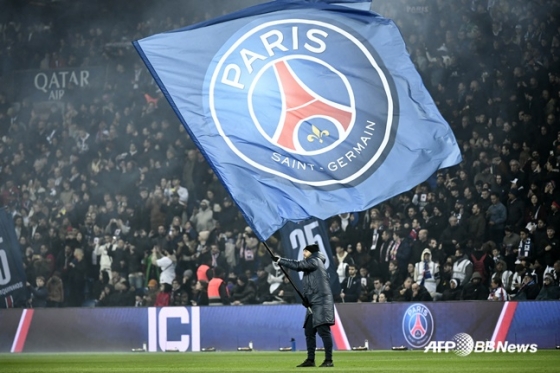 Una gran bandera con el logo del Paris Saint-Germain.  /AFPBBNoticias=Noticias1