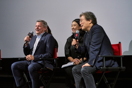O CEO da Netflix, Ted Sarandos (à esquerda) e o diretor Park Chan-wook (à direita), foto = Netflix 