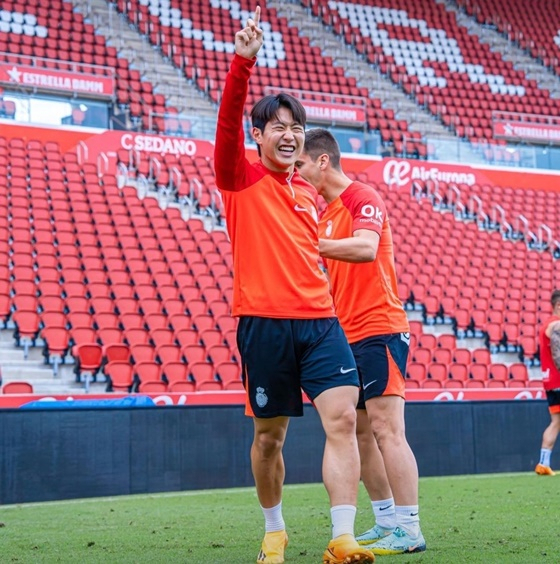 Lee Kang-in sorri brilhantemente enquanto treina para o Mallorca.  / s = SNS oficial de Mallorca