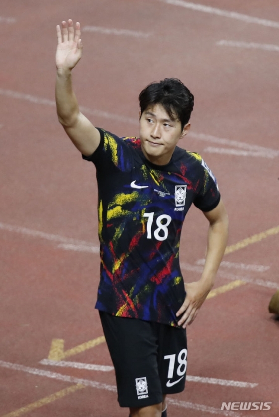 Lee Kang-in cumprimenta os torcedores após a partida contra o Peru no Busan Asiad Main Stadium em 16 de junho.  /imagem = Notícias
