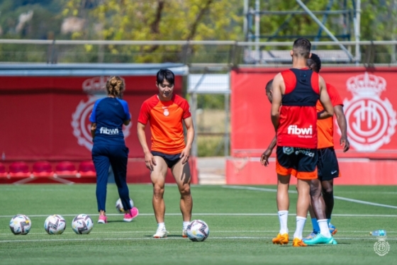 Lee Kang-in treina com seus companheiros de equipe do Mallorca.  / s = SNS oficial de Mallorca