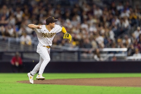 Kim Ha-sung lançou para a primeira base após defender uma bola rasteira da segunda base.  / foto = O SNS oficial do San Diego Padres