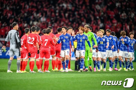 인사하는 북한과 일본(파란 유니폼) 축구 국가대표 선수들. /AFP=뉴스1
