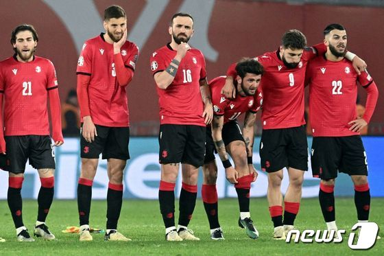 유로 2024 플레이오프 C조 결승에서 그리스와 승부차기를 지켜보고 있는 조지아 선수들. /AFP=뉴스1