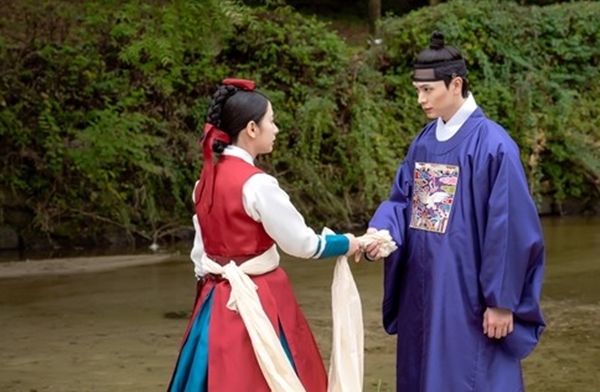 '귀궁' 육성재X김지연, 위험천만 소환 의식...수귀 출몰 예고