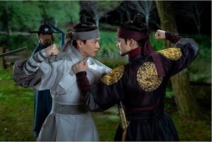 '귀궁' 육성재. 김지훈과 멱살잡이 현장 포착  "이게 ...