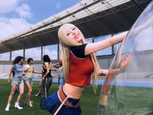 보아의 25년 음악 여정, ‘Crazier’