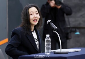 민희진 256억 포기는 정말 뉴진스를 위한 게 맞을까? [IZE 진단] - 뉴스 썸네일 이미지